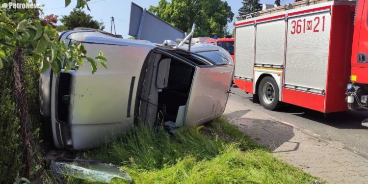 Zderzenie aut i dachowanie w pobliżu Płocka [ZDJĘCIA]