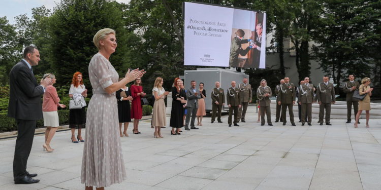 Pierwsza Dama podziękowała żołnierzom za pomoc kombatantom