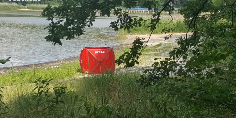 Utonięcie w podpłockim jeziorze. Nie żyje mężczyzna [FILM, ZDJĘCIA]
