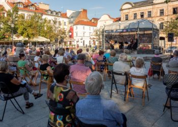 Muzyczne czwartki przyciągają płocczan na starówkę [ZDJĘCIA]