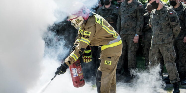 Mazowieccy żołnierze ćwiczą ze strażakami