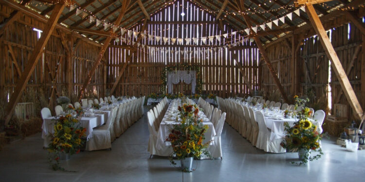 Wesele w stodole, basen czy spływ kajakiem? Osada Młynarza zaprasza!