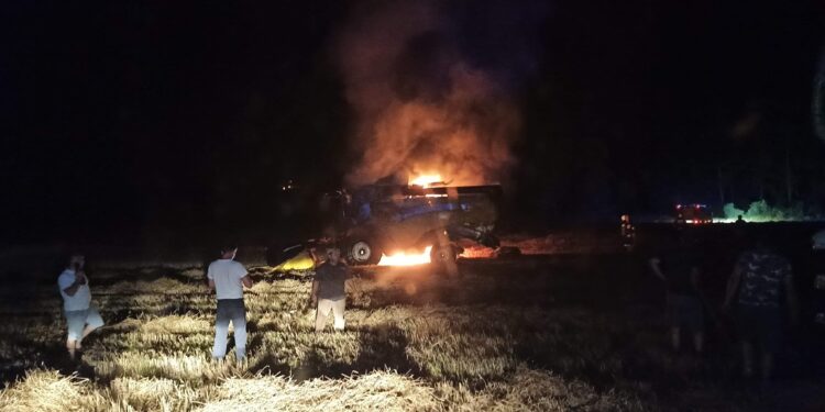 Nocny pożar kombajnu. W akcji cztery zastępy straży pożarnej [ZDJĘCIA]