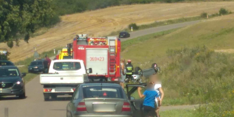 Uderzył w motorowerzystę podczas wyprzedzania. Utrudnienia pod Płockiem