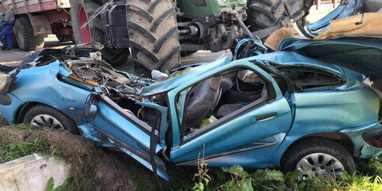 Traktor wjechał na samochód. Zginęła kobieta [ZDJĘCIA]