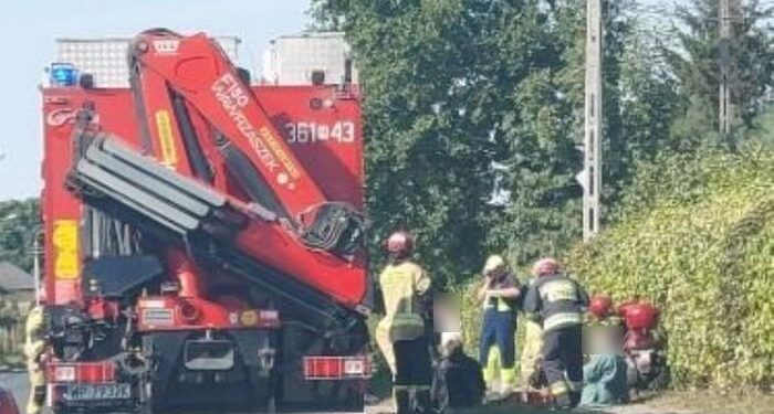 Wypadek w pobliżu Płocka. Śmieciarka uderzyła w motorower [ZDJĘCIA]