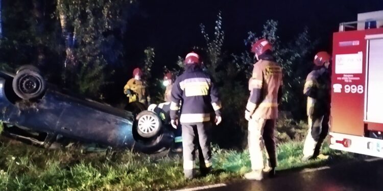 Nocne dachowanie w gminie Stara Biała