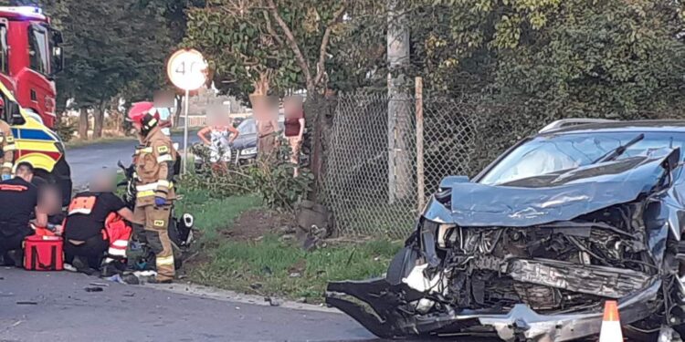 Zderzenie dwóch aut. Ucierpiał przejeżdżający obok motocyklista [FILM, ZDJĘCIA]