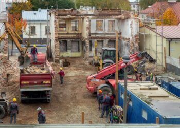 Prace przy zabytkowym budynku. Czytelnik: Zostaje tylko szkielet? [ZDJĘCIA]