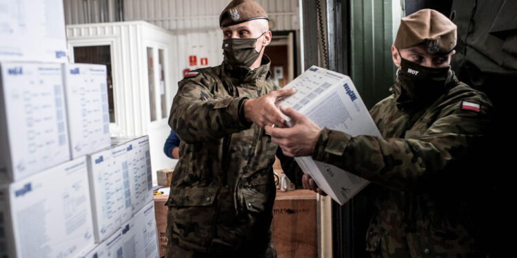 Żołnierze wspierają płocki szpital, transportując środki ochrony