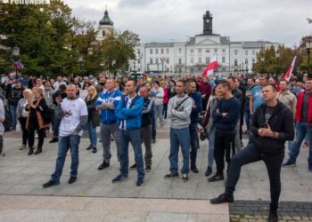 Płock: „Pandemia to światowy spisek, a szczepionka będzie z czipem” – marsz przeciwko walce z koronawirusem [FILM, ZDJĘCIA]