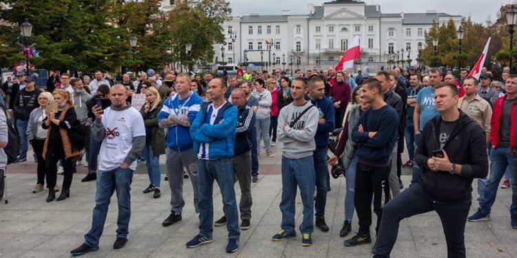 Płock: „Pandemia to światowy spisek, a szczepionka będzie z czipem” – marsz przeciwko walce z koronawirusem [FILM, ZDJĘCIA]
