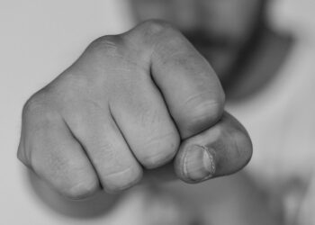 Napad na 14-latka w Płocku. Dusił go, ukradł telefon i czapkę, groził że „up…doli mu łeb”