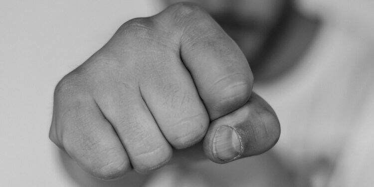 Napad na 14-latka w Płocku. Dusił go, ukradł telefon i czapkę, groził że „up…doli mu łeb”