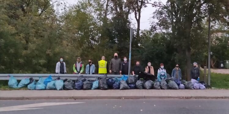 Tysiące butelek i puszek wyrzuconych na teren zielony w Płocku [ZDJĘCIA]