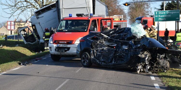 Śmiertelny finał wypadku pod Płockiem. „Ciężarówka przeciągnęła hyundaia kilkanaście metrów”… [ZDJĘCIA]