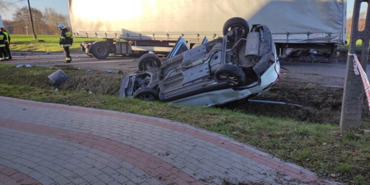 Ciężko ranni po zderzeniu ciężarówki i dwóch osobówek w pobliżu Płocka [ZDJĘCIA]