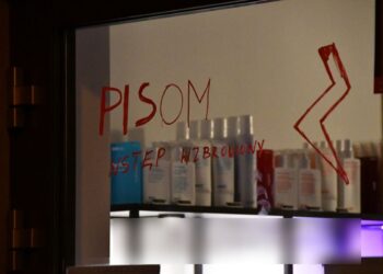 „PISom wstęp wzbroniony” – kontrowersyjny napis na jednym z lokali usługowych w Płocku