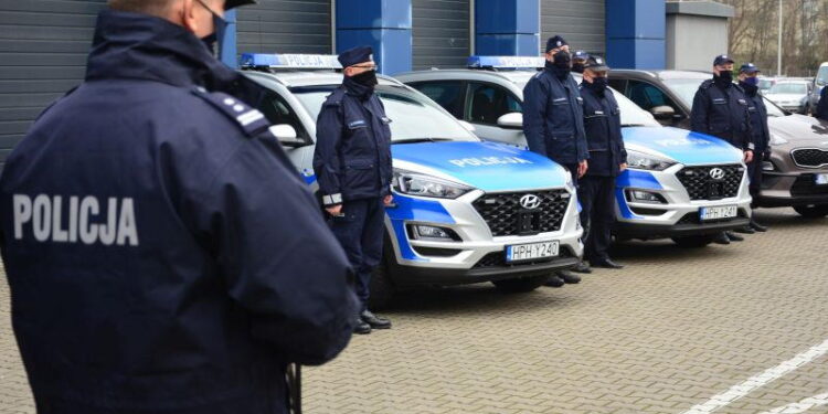 Policjanci otrzymali nowe radiowozy. Zakupy wsparł samorząd