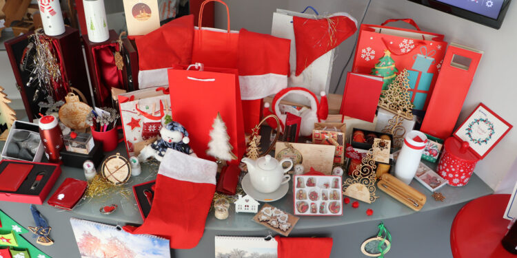 Jak wybrać praktyczny, a zarazem nietypowy upominek na świąteczny prezent?