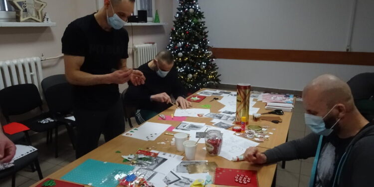 W płockim więzieniu powstały kartki świąteczne dla seniorów