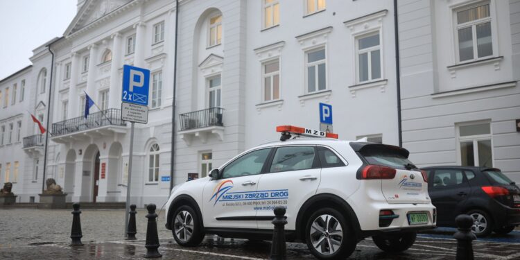 Prezydent: Mamy pierwsze elektryczne auto. Zieloni: Wycinają drzewa, chwalą się elektrykiem