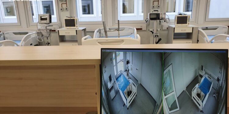 Szpital tymczasowy w Płocku gotowy. Wkrótce trafią tam pierwsi pacjenci [FILM, ZDJĘCIA]