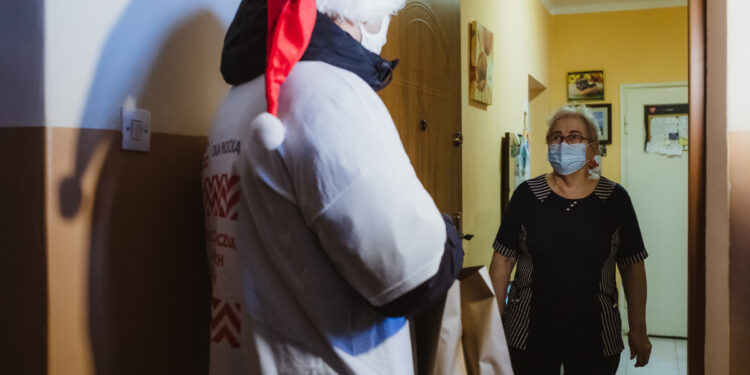 Świąteczne paczki dla seniorów wręczone. Przekazano blisko 50 tys. opakowań z żywnością [ZDJĘCIA]