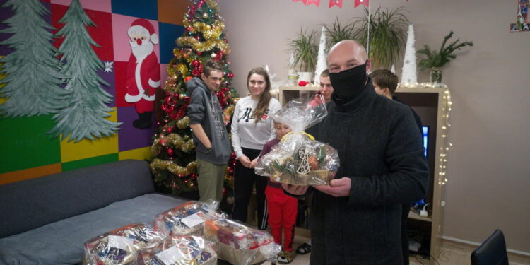 Pracownicy Orlenu przygotowali paczki dla potrzebujących dzieci