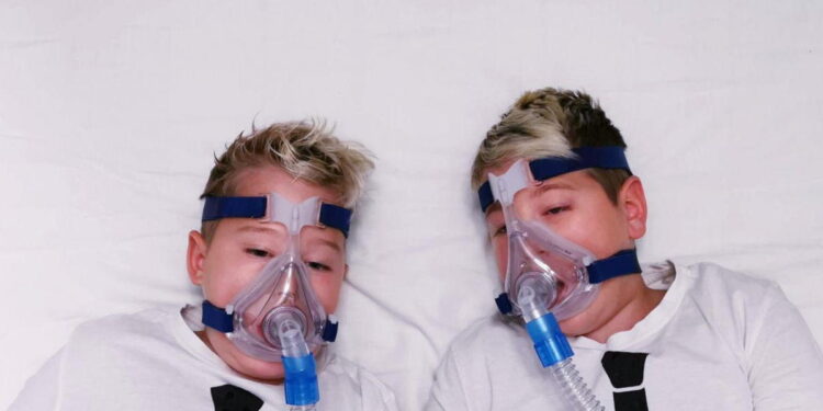 Adrian i Kacper aby oddychać, potrzebują respiratora. Można im pomóc