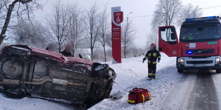 Ślisko na drogach, więc auta w rowach… [ZDJĘCIA]