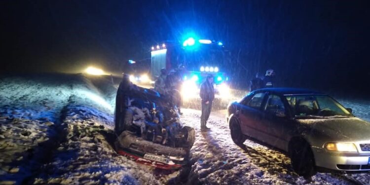 Śnieg pada, auta dachują. Jaka prognoza na weekend? [ZDJĘCIA]