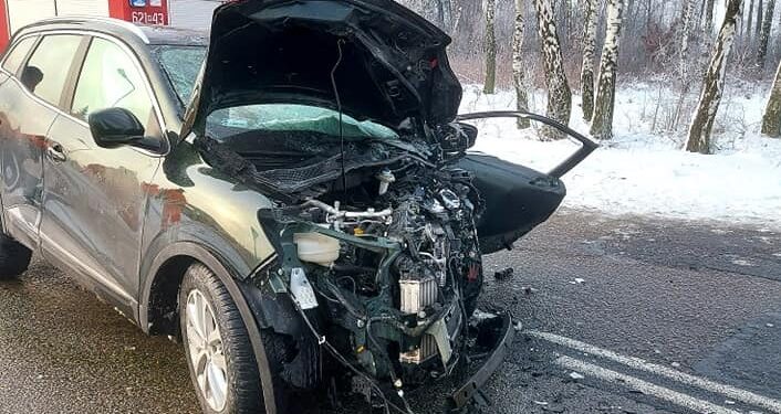 Nadal trudne warunki na drogach. Kierowca zakleszczony w aucie po zderzeniu z ciężarówką [ZDJĘCIA]