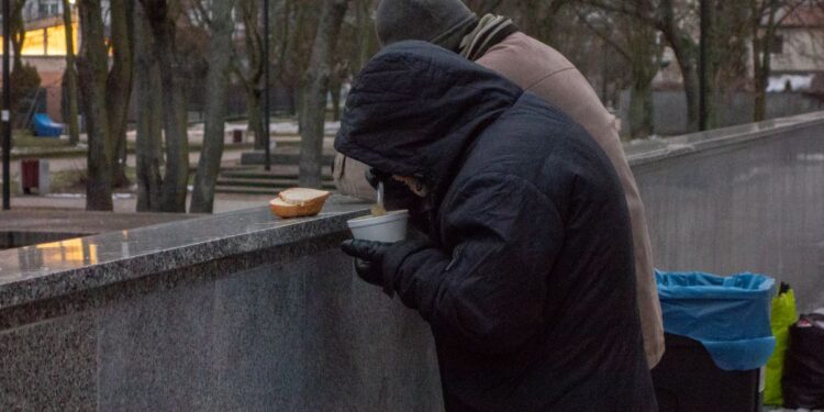 Zimą głód bezdomnym doskwiera najbardziej… [ZDJĘCIA]