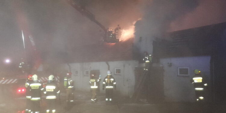 Strażacy 9 godzin walczyli z pożarem [ZDJĘCIA]