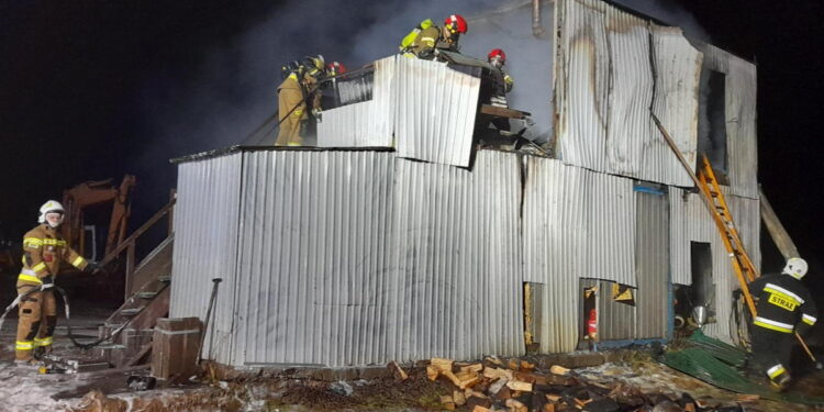 Zapaliły się kontenery, strażacy potrzebowali aparatów do oddychania