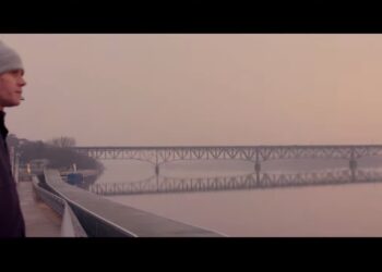 Płocczanin „silny jak nigdy” w nowym teledysku [MUZYKA]