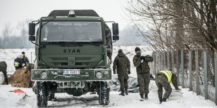 Strażacy i żołnierze pracują na nabrzeżu. Wisła na razie stanęła