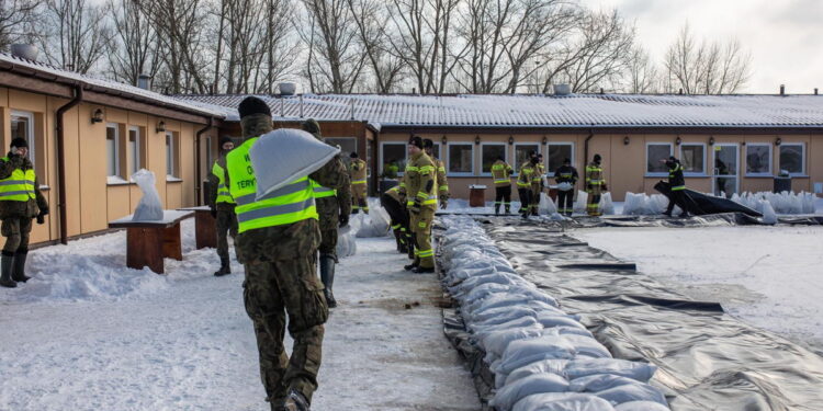 Groźnie nad Wisłą. Służby apelują o niezbliżanie się do nabrzeża