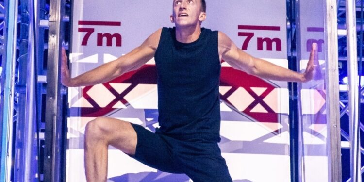 Rewelacyjny występ płocczanina w Ninja Warrior! Była krew, pot i… lądowanie w basenie