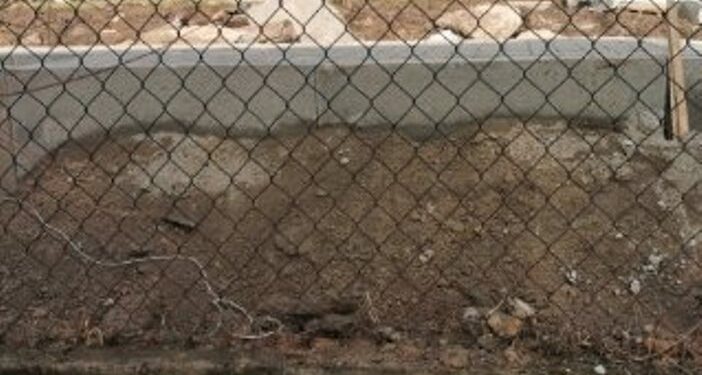 Po remoncie ulicy woda ma spływać na ich działki, a koszt podłączenia kanalizacji  jest ogromny [FILM, ZDJĘCIA]