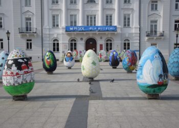 Gigantyczne jaja przed płockim ratuszem