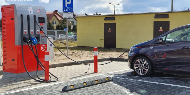 Coraz więcej stacji ładowania pojazdów elektrycznych ORLENU. Kolejna jest w Płocku [FILM]