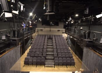 Jak wygląda zaplecze płockiego teatru? Jaki sprzęt skrywa? [FILM]