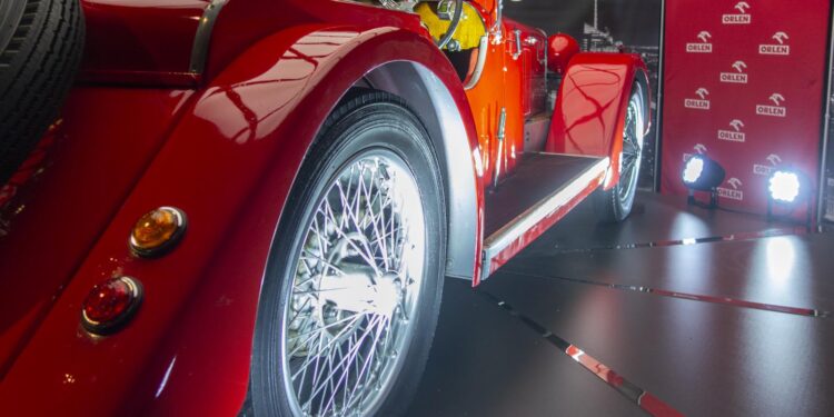 Jest czerwony i piękny. Wyjątkowy prezent dla Muzeum Mazowieckiego w Płocku [FILM, ZDJĘCIA]