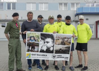 Komandosi przypłynęli do Płocka na kajakach. Pokonają ponad 1000 km dla chorego dziecka [ZDJĘCIA]