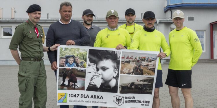 Komandosi przypłynęli do Płocka na kajakach. Pokonają ponad 1000 km dla chorego dziecka [ZDJĘCIA]