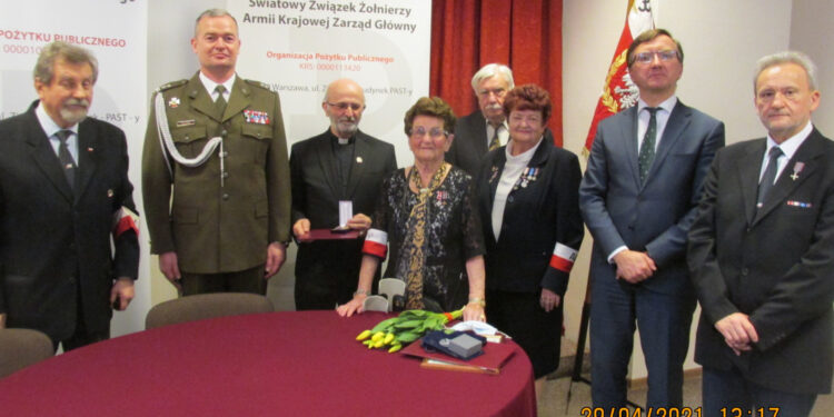 Uczestniczka Powstania Warszawskiego i płocki ksiądz odznaczeni Krzyżem Służby Niepodległości