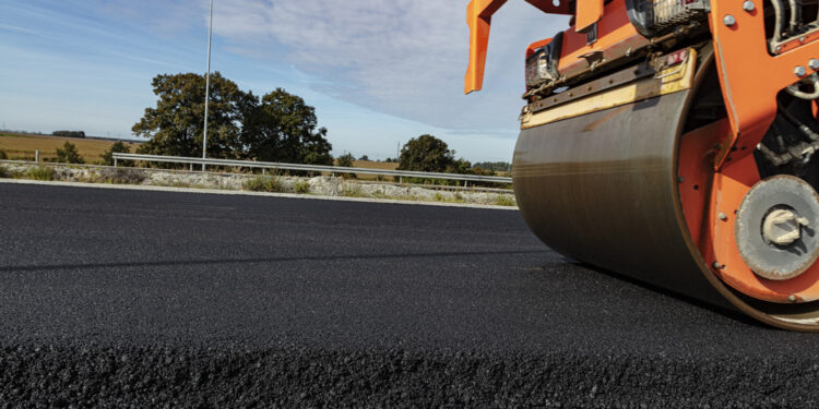 Asfalty są coraz bardziej ekologiczne i trwałe. Czy będzie mniej remontów dróg? [FILM]