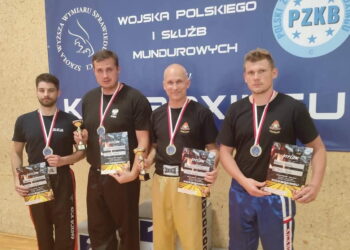 Płoccy kickbokserzy w mundurach na podium